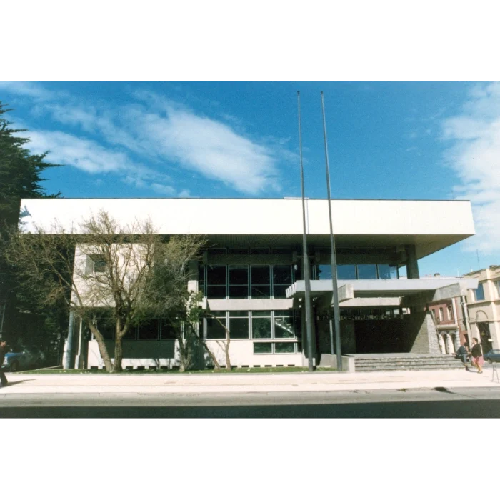 Ex sede del Banco Central de Chile en Punta Arenas. Hoy es ocupada por el Banco Santander. Ex sede del Banco Central de Chile en Punta Arenas. Hoy es ocupada por el Banco Santander.