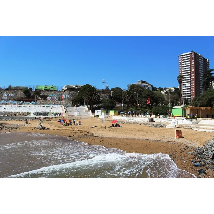 Playa Las Torpederas, en Valparaíso, principal punto de acceso de internet a Chile Playa Las Torpederas, en Valparaíso, principal punto de acceso de internet a Chile