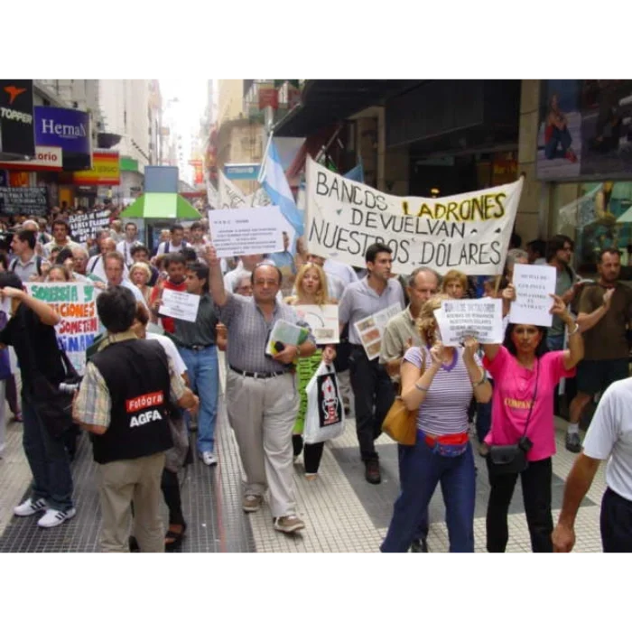 Manifestantes reclamando sus ahorros. Manifestantes reclamando sus ahorros.